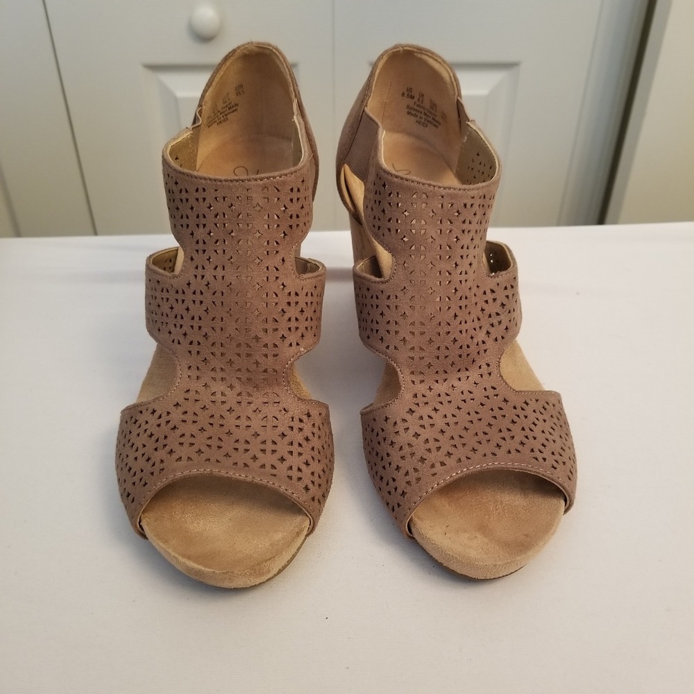 Life Stride Heidi Taupe Laser Cut Wedge Sandals Peep Toe Zip Back Womens 8.5M